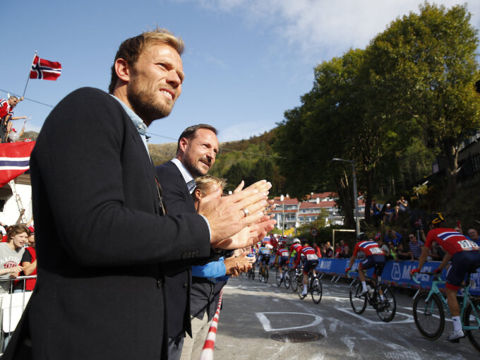 Hushovd og Kronprinsen heier fram deltakerne på VMs siste dag. Foto: Cornelius Poppe, NTB scanpix.